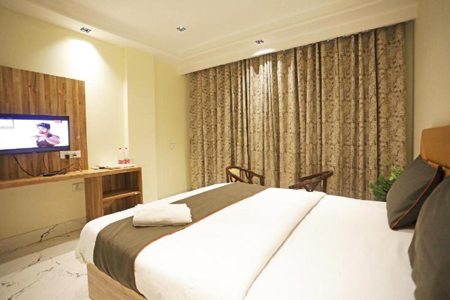 Hotel Royal Paradise By Kdson New Delhi Eksteriør billede