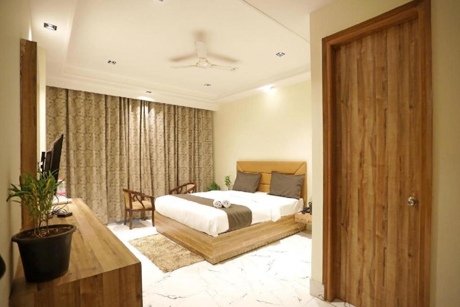 Hotel Royal Paradise By Kdson New Delhi Eksteriør billede